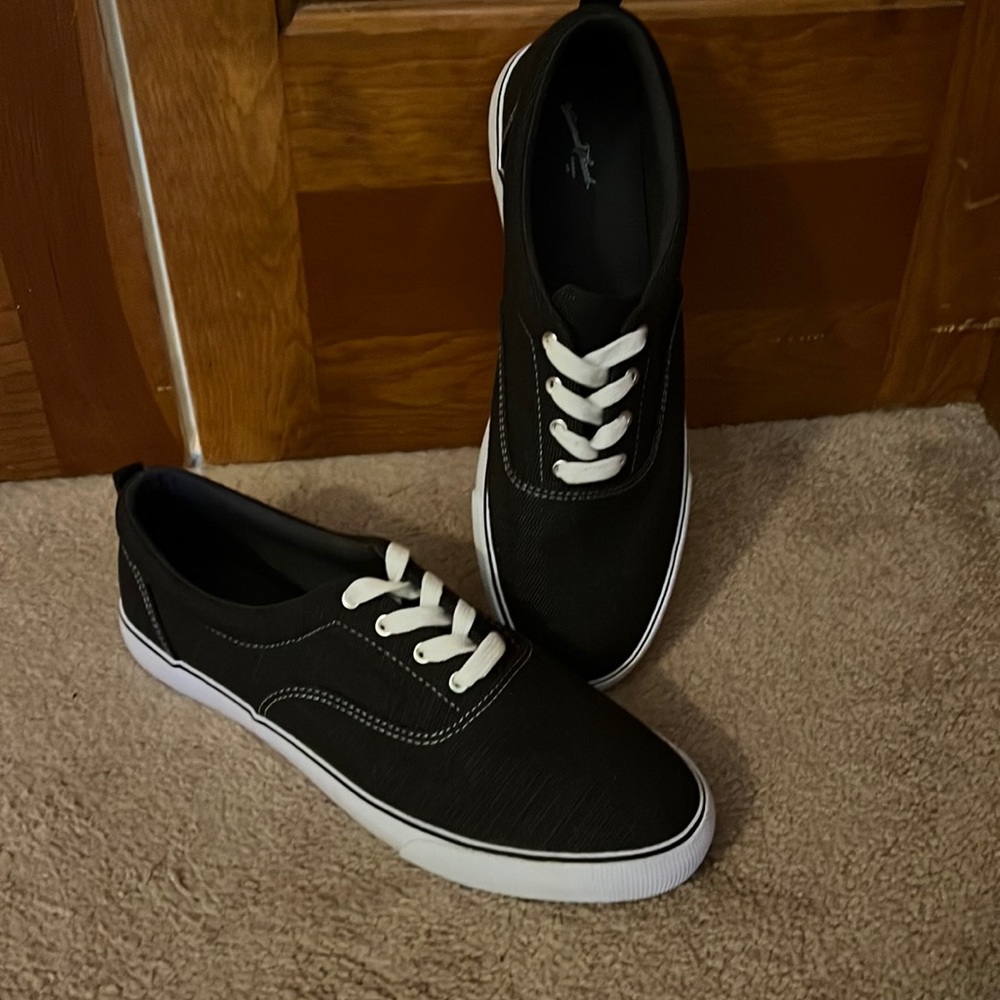 Universal Thread black canvas sneakers w/white laces